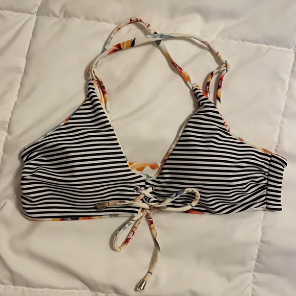 *SOLD*Front Tie Floral Swim Top ☀️🌸 - Picture 9 of 10